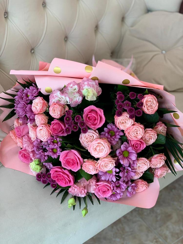 Букет цветов из: Хризантемы, Розы и Лизиантусы в Дмитрове