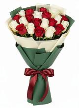 Букет Микс из красных и белых роз в Дмитрове