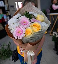 Букет цветов из:  Герберы, Розы и Хризантемы в Дмитрове