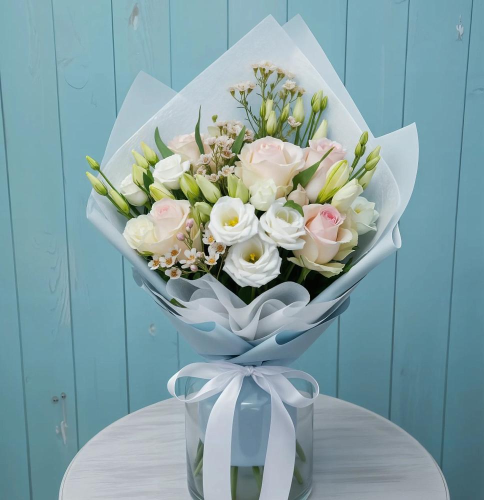 Букет цветов из: Розы и Лизиантусы в Дмитрове