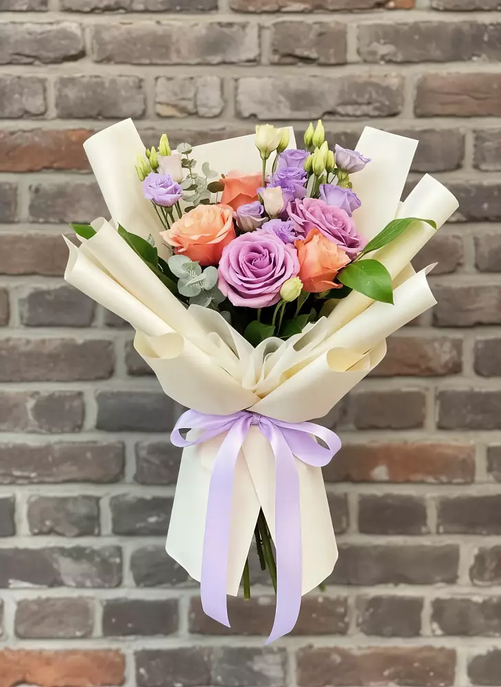 Букет цветов из: Лизиантусы и Розы в Дмитрове