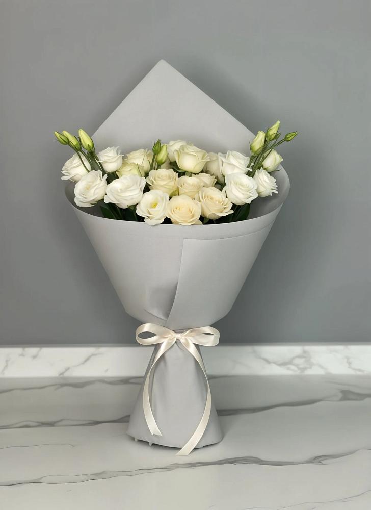 Букет цветов из: Розы и Лизиантусы в Дмитрове