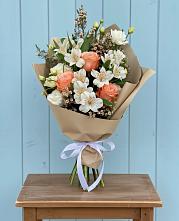 Букет цветов из:  Альстромерии, Лизиантусы, Розы и Хризантемы в Дмитрове