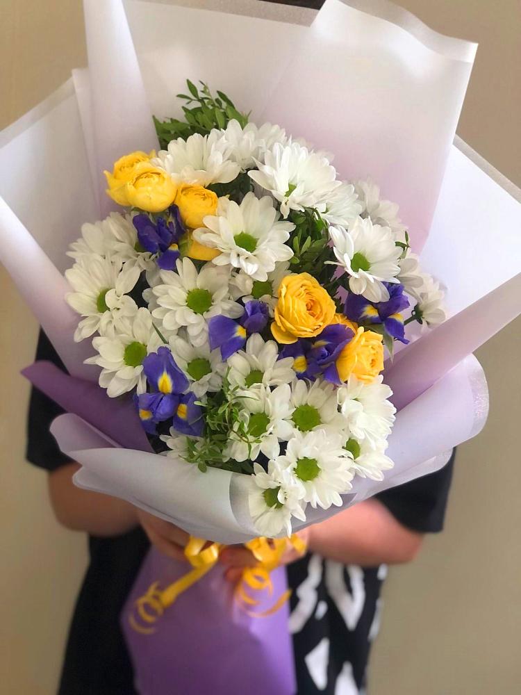 Букет цветов из: Ирисы, Хризантемы и Розы в Дмитрове
