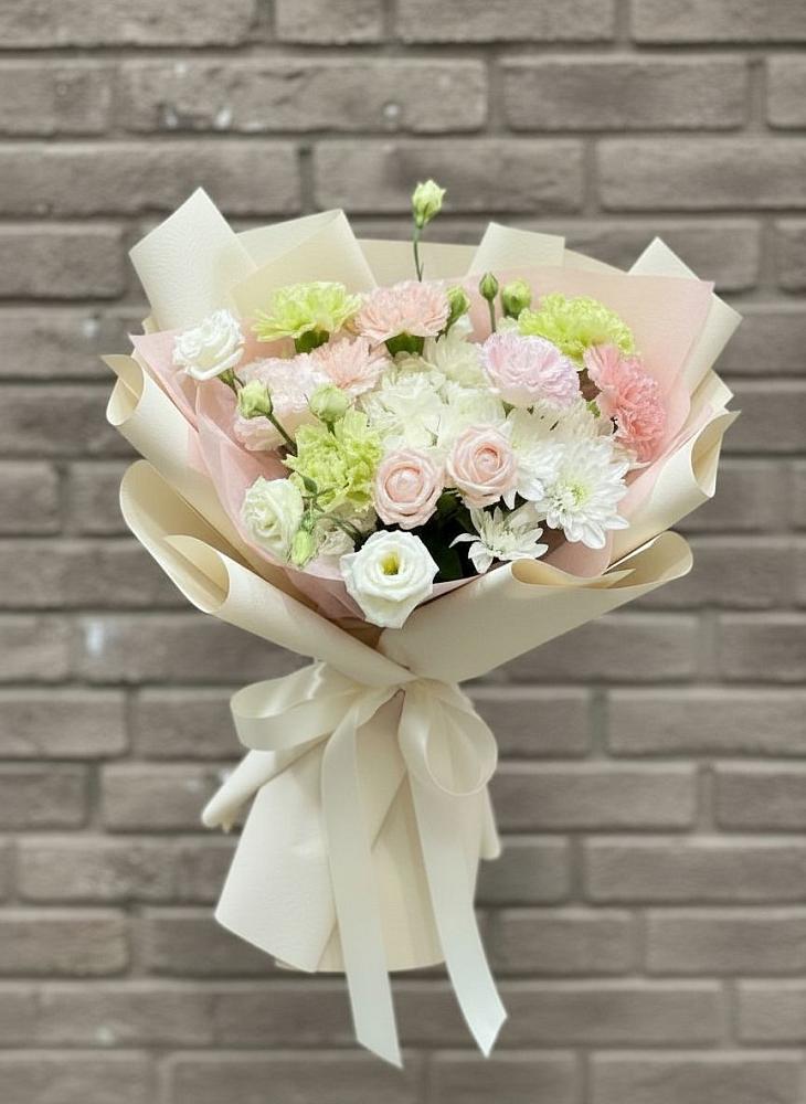 Букет цветов из: Гвоздики, Розы, Лизиантусы и Хризантемы в Дмитрове