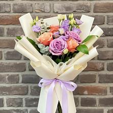 Букет цветов из:  Лизиантусы и Розы в Дмитрове