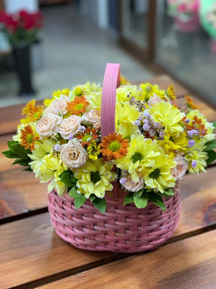 Цветочная композиция из Хризантемы и Розы в корзине в Дмитрове