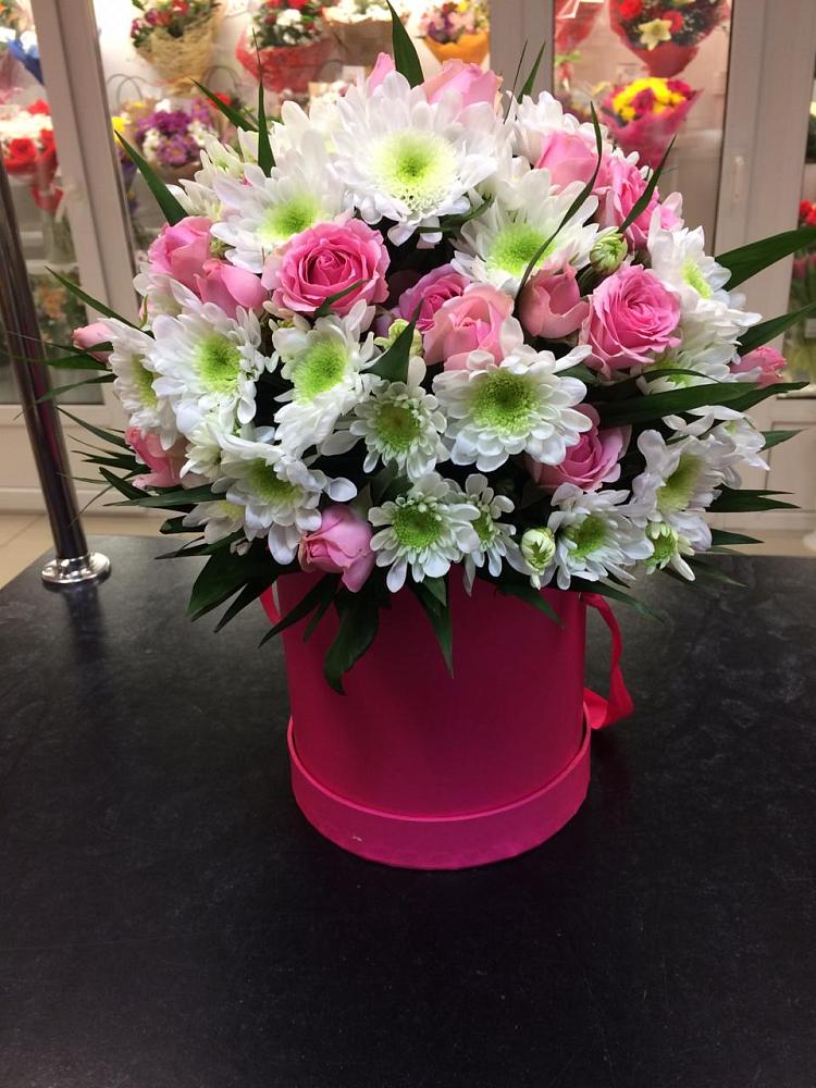 Цветочная композиция из Розы и Хризантемы в шляпной коробке в Дмитрове